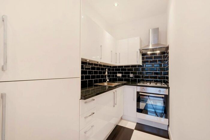 2 Bedroom Flat To Rent In Shrubbery Road, Streatham, London, SW16