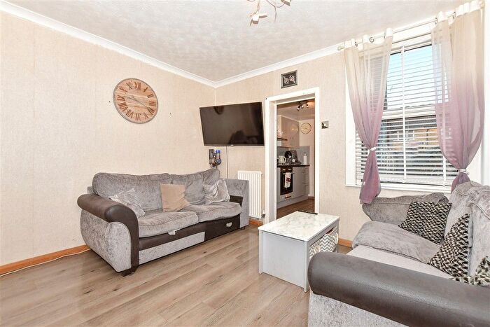 3 Bedroom Terraced House For Sale In Albany Road, Chatham, Kent, ME4