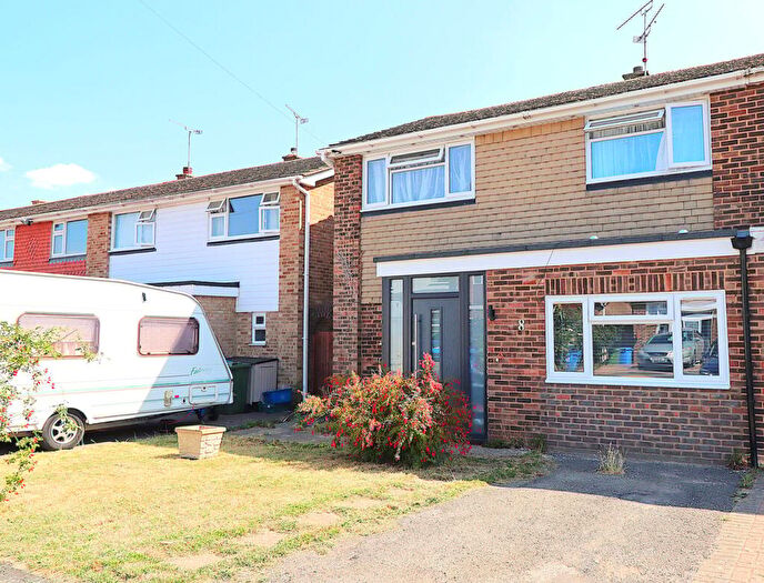 3 Bedroom End Of Terrace House For Sale In Thames Close, Farnborough, GU14