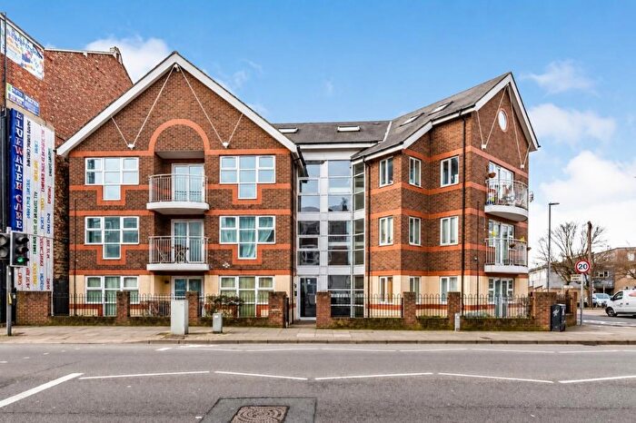 2 Bedroom Flat To Rent In Kingston Road, Portsmouth, Hampshire, PO2