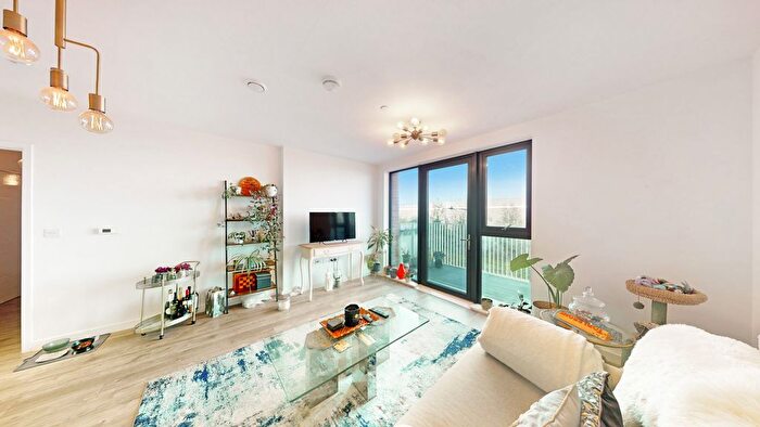 2 Bedroom Flat To Rent In Lakeside Drive, London, NW10