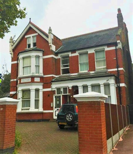 Flat To Rent In Walm Lane, London, NW2