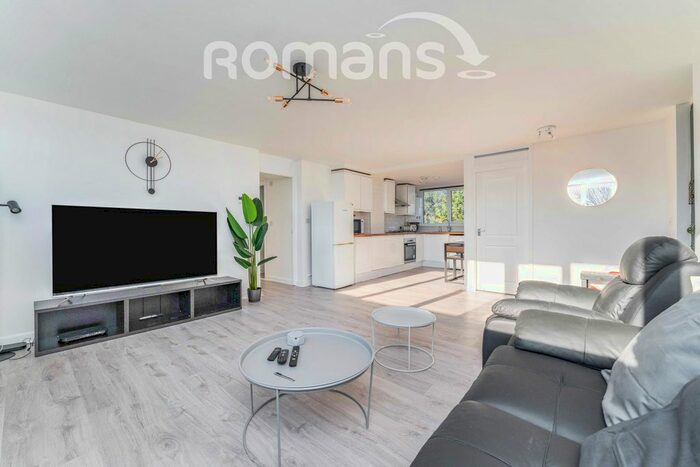 3 Bedroom Flat To Rent In Aspen Close, West Drayton UB7