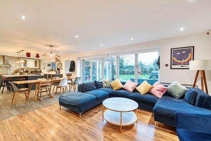 4 Bedroom Detached House For Sale In Tadmor Close, Lower Sunbury, TW16