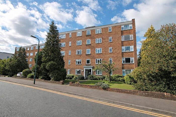 3 Bedroom Flat For Sale In Embassy Court, Shotfield, Wallington, SM6