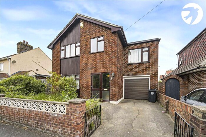 3 Bedroom Detached House For Sale In St James Lane, Greenhithe, Kent, DA9