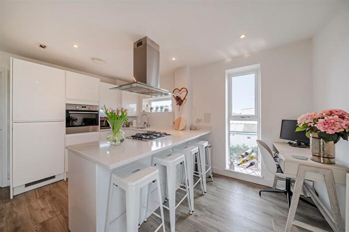 2 Bedroom Flat For Sale In Tala Close, Surbiton, KT6