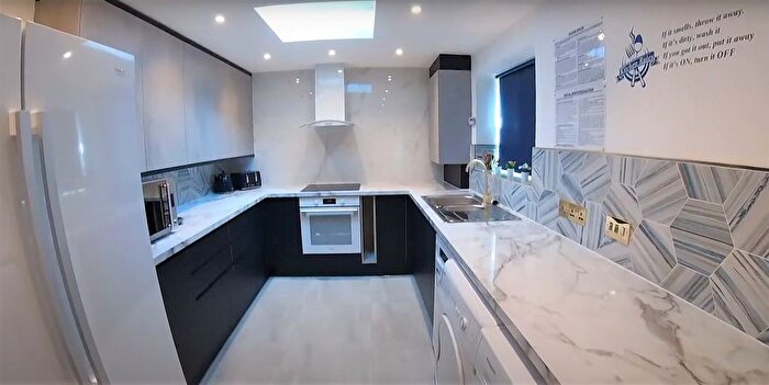 7 Bedroom Semi Detached House To Rent In Albion Road, Manchester, M14