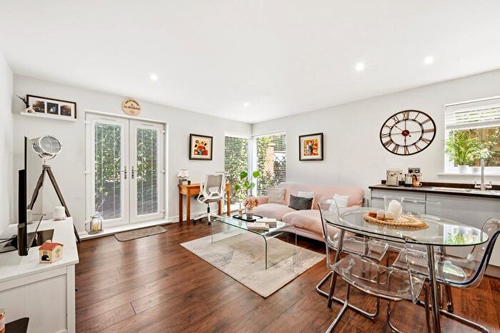 1 Bedroom Apartment For Sale In Baker Street, Weybridge, KT13