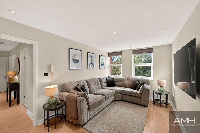 2 Bedroom Flat To Rent In Trinity Lane, Waltham Cross, EN8