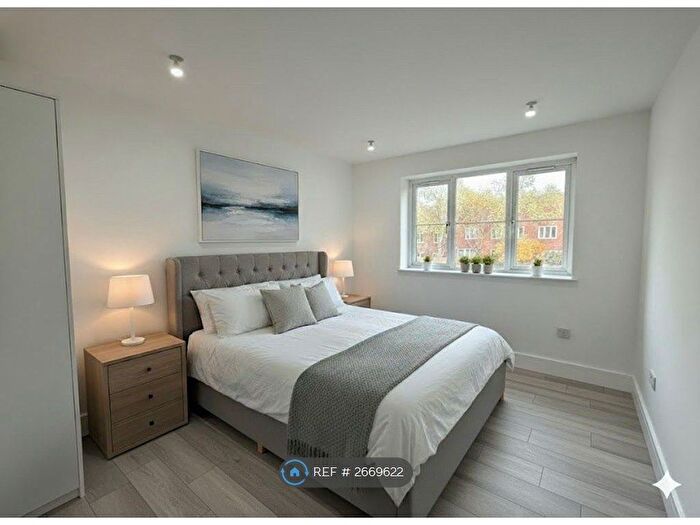 2 Bedroom Flat To Rent In Linden Grove, London, SE15