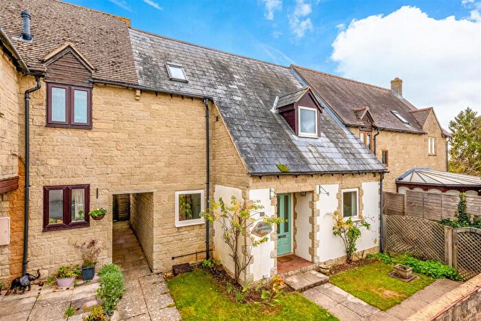 3 Bedroom Terraced House For Sale In Rawlinson Close, Chadlington, OX7