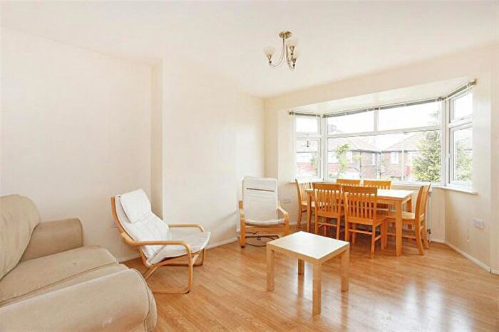 3 Bedroom Apartment To Rent In Cleveland Gardens, Cricklewood, NW2