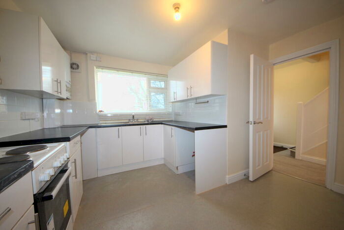 4 Bedroom Flat To Rent In New Malden, KT3