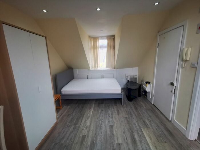 Studio To Rent In Sandringham Road, London, E8