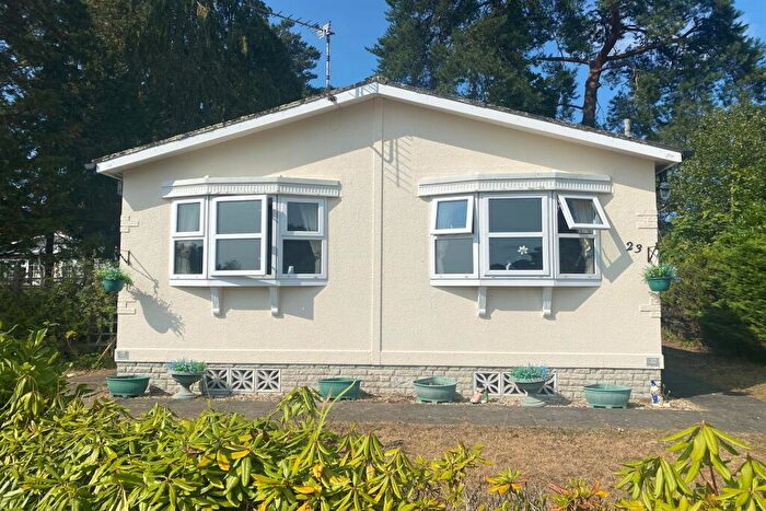 2 Bedroom Mobile Home To Rent In Lone Pine Park, BH22