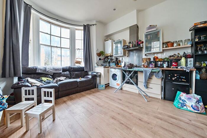 1 Bedroom Flat For Sale In Kingston Upon Thames, Surrey, KT1