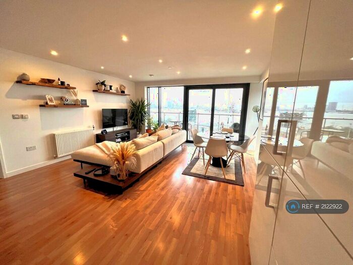3 Bedroom Flat To Rent In Horizons Tower, London, E14
