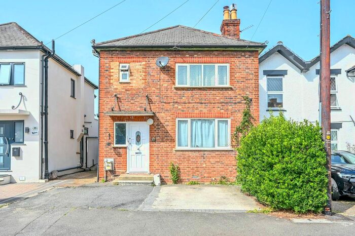 2 Bedroom Flat To Rent In Washington Road, Worcester Park, KT4