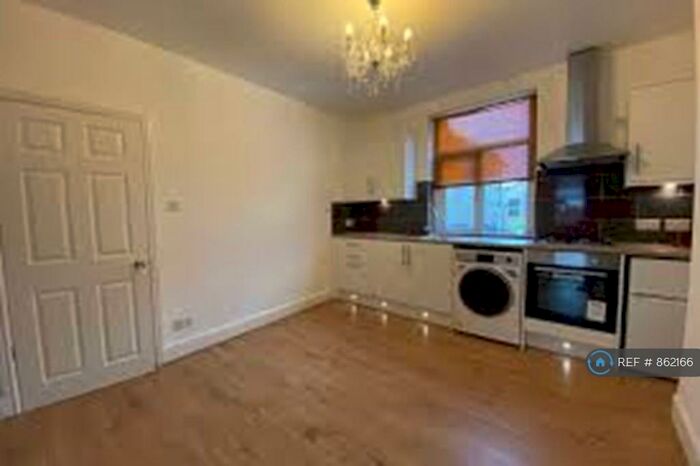 1 Bedroom Flat To Rent In Top Floor, Bristol, BS2