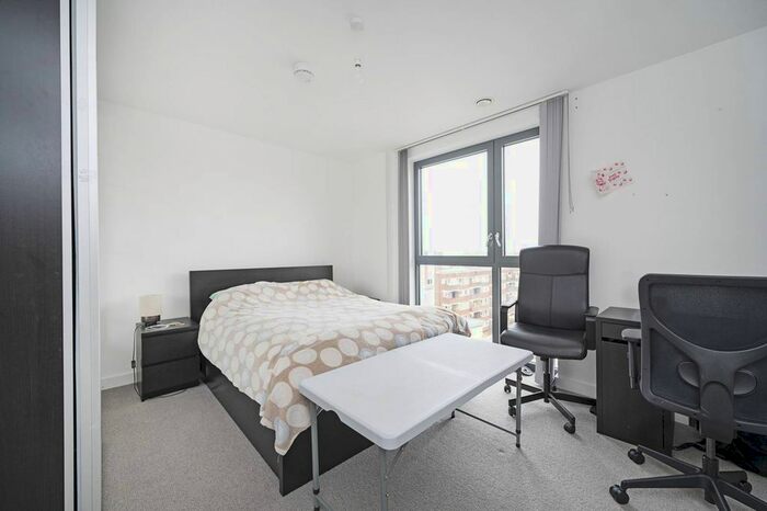3 Bedroom Flat To Rent In St Paul's Way, Tower Hamlets, London, E3
