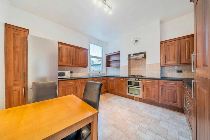 3 Bedroom Flat To Rent In Broomwood Road, Between The Commons, London, SW11