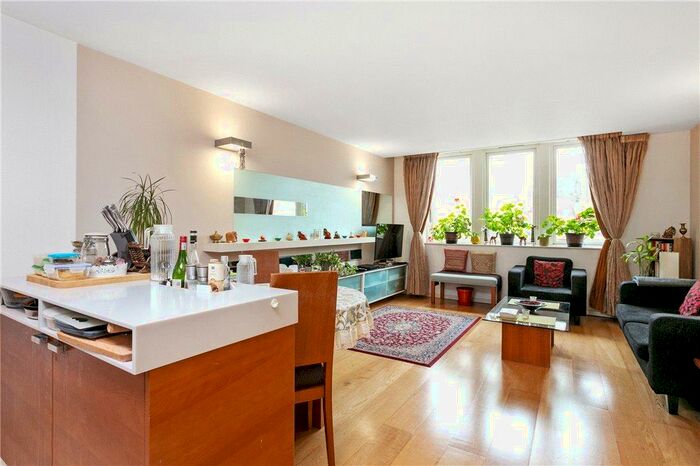 2 Bedroom Flat To Rent In Regency Court, High Road, E18