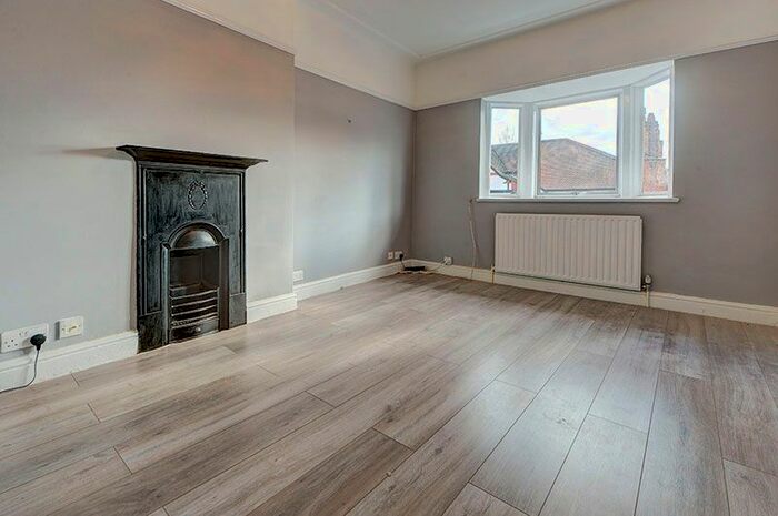 2 Bedroom Flat To Rent In The Grangeway, Grange Park, N21