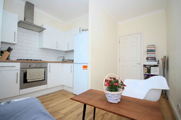 3 Bedroom Flat To Rent In New Cross Road, New Cross, London, SE14