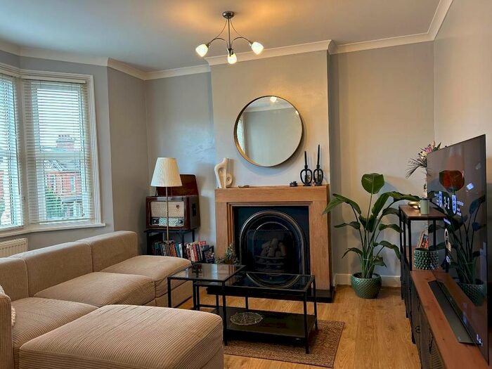 1 Bedroom Flat To Rent In Kingston Road, Wimbledon Chase, SW20