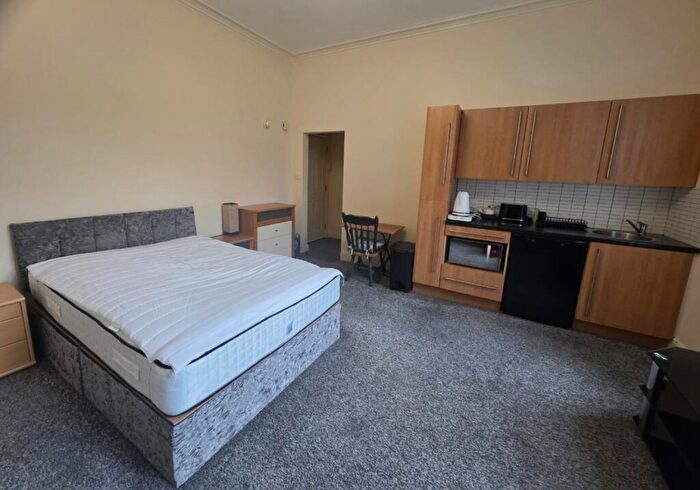 Studio To Rent In Wheathouse Road, Huddersfield, West Yorkshire, HD2