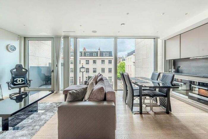 2 Bedroom Flat To Rent In Buckingham Palace Road, Victoria, London, SW1W