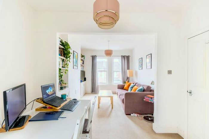 2 Bedroom Flat To Rent In Himley Road, Tooting, London, SW17