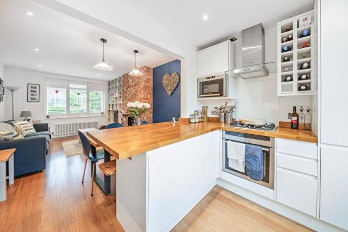 2 Bedroom Flat To Rent In Devereux Road London, SW11