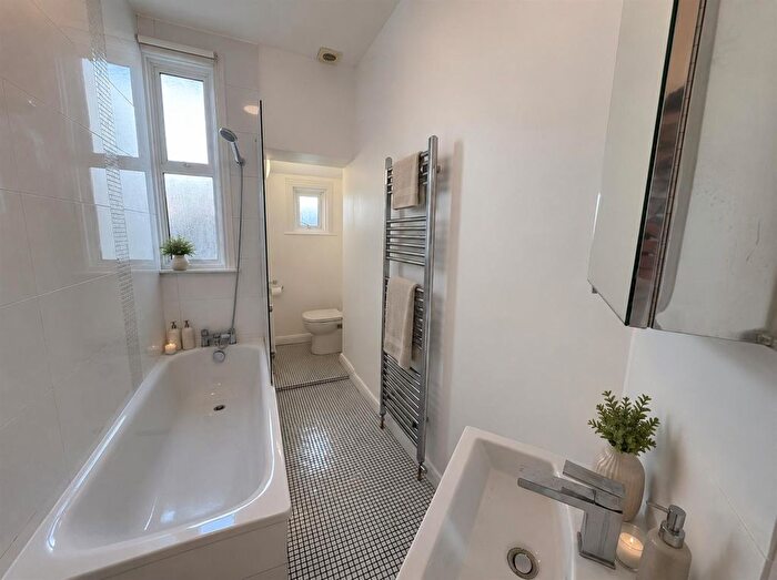 2 Bedroom Block Of Flats To Rent In Cavendish Avenue, London, N3