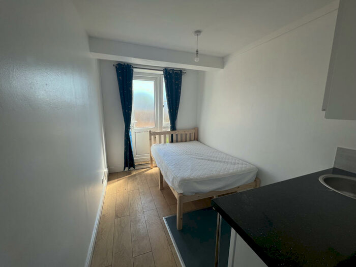 Studio To Rent In Kember Street, Islington, N1