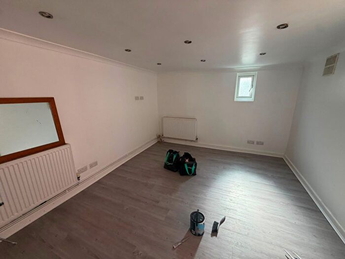 4 Bedroom Flat To Rent In Woodlands Road, Ilford, IG1