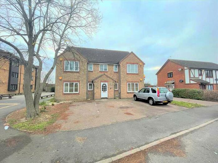 2 Bedroom Maisonette Flat To Rent In Huge Maisonette, Messant Close Harold Wood, Romford, RM3