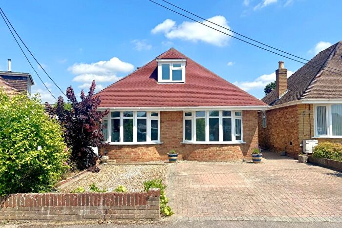 2 Bedroom Chalet For Sale In Southdene Road, Chandler's Ford, Eastleigh, SO53