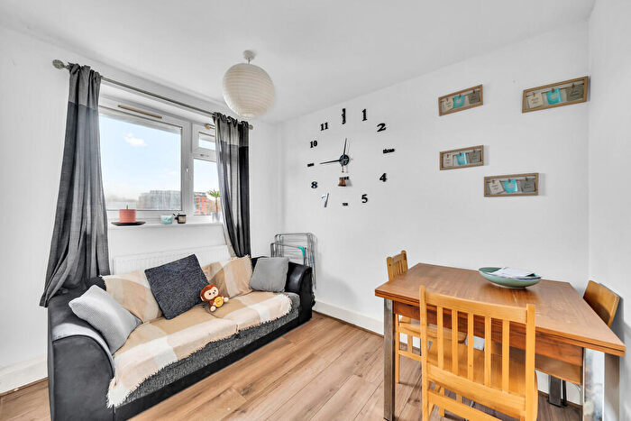 2 Bedroom Flat For Sale In Henty Close, Battersea, SW11