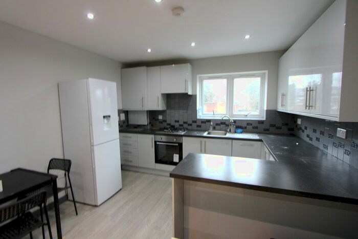 2 Bedroom Flat To Rent In Langley Park Road, Sutton, SM2