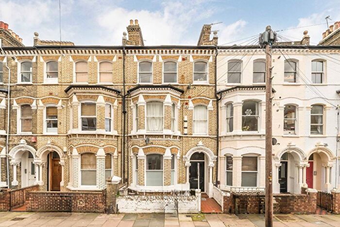 3 Bedroom Flat To Rent In Mayflower Road, Clapham, SW9