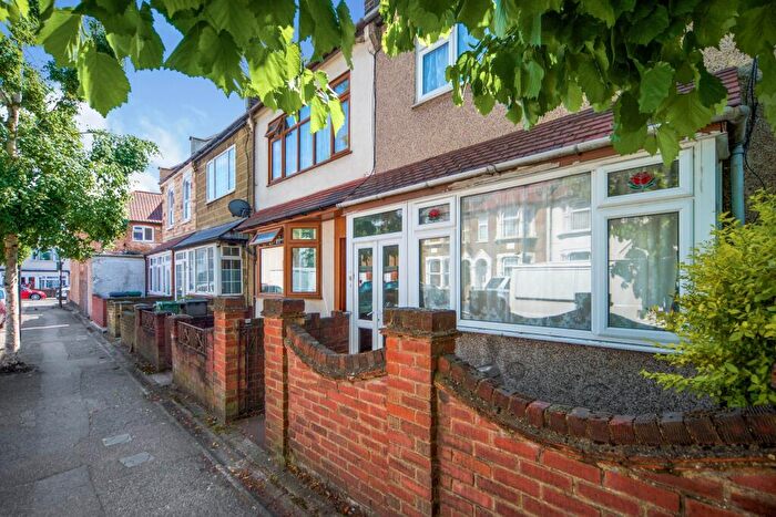 1 Bedroom Terraced House To Rent In Borwick Avenue, Walthamstow, E17