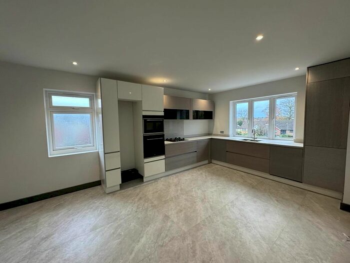 3 Bedroom Flat To Rent In The Avenue, Worcester Park, KT4