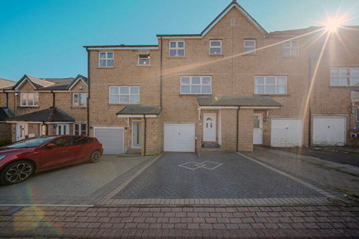3 Bedroom Town House For Sale In Bittern Court, Bradford, BD6