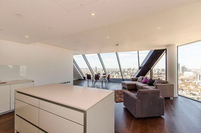 3 Bedroom Flat To Rent In Walworth Road, Elephant And Castle, London, SE1