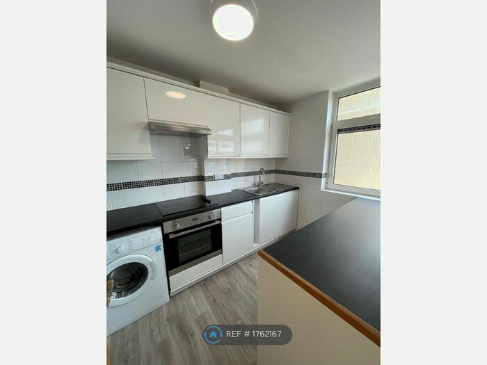 2 Bedroom Flat To Rent In Gardens Court, Poole, BH15