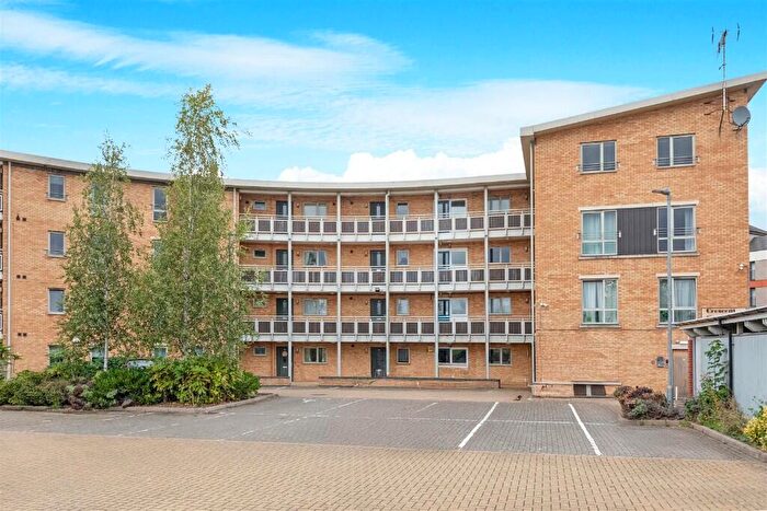 2 Bedroom Apartment For Sale In Crescent West, Kettering, Northamptonshire, NN16
