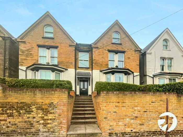 2 Bedroom Flat To Rent In Railway Street, Gillingham, Kent, ME7