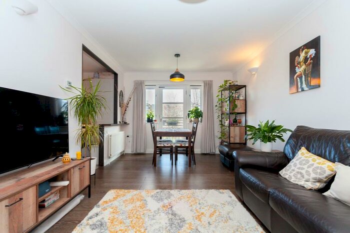 2 Bedroom Apartment To Rent In Hemsworth Street, London, N1